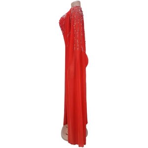 Détails de la robe de soirée rouge avec paillettes argentées et manches style cape élégantes