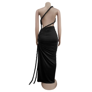 Détail du plissé latéral et des brides tressées au dos d'une robe longue noire bustier