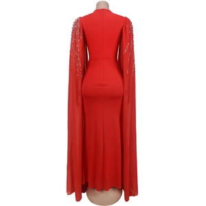 Vue détaillée de la robe de soirée rouge avec fermeture éclair au dos et perles élégantes