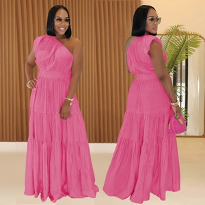 Robe longue rose à une épaule avec taille cintrée et volants, vues recto verso