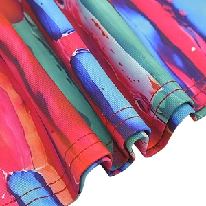 Detail von abstraktem Kunstdruck-Stoff mit vertikaler Rippstruktur und roten Nähten