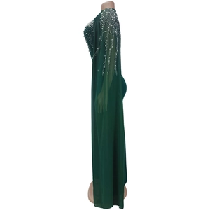 Détail de la robe de soirée vert émeraude avec franges perlées et épaules en strass