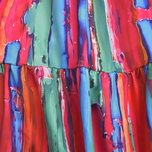 Detailaufnahme von buntem abstraktem Aquarelldruck und gerafftem Faltenstoff