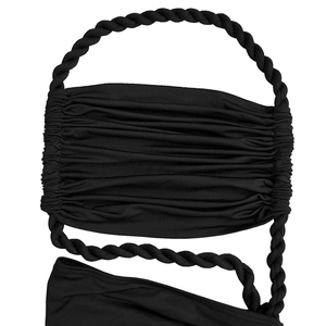 Détail du haut de bikini bandeau noir avec bretelles tressées et texture plissée chic