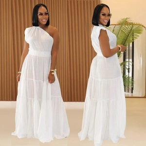 Détails de la robe longue blanche à une épaule avec taille élastique et jupe à volants