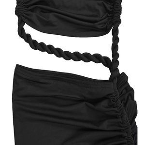 Détail du tissu froncé noir avec cordon de serrage et design ajouré sur le côté