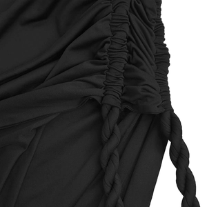 Détail de la robe noire avec effet froncé et cordes tressées sur la fente latérale