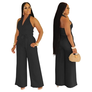 Vue avant et arrière d'une combinaison dos nu noire à jambes larges avec ceinture assortie