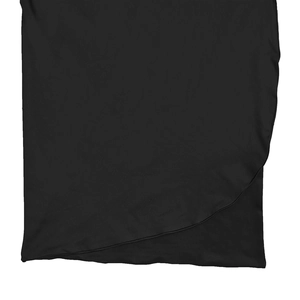 Détail d'une robe noire présentant un ourlet croisé élégant avec une fente latérale