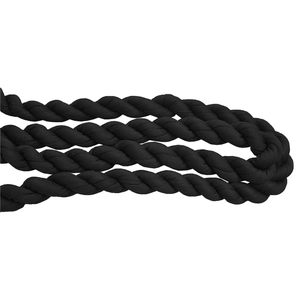 Gros plan d'une corde de fitness noire avec tissage en spirale à plusieurs brins
