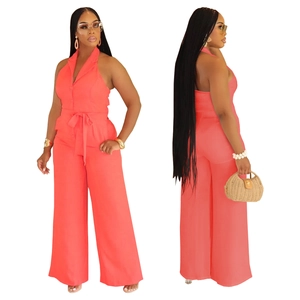 Détail d'une combinaison licou orange corail avec décolleté en V et ceinture nouée