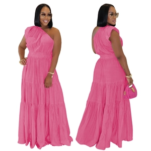 Détail de la robe longue asymétrique rose vif avec volants à étages et taille élastique