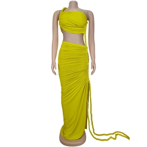 Détail de l'ensemble deux pièces vert citron avec tissu plissé et cordon épais décor