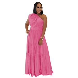 Détail d'une robe rose à une épaule avec volants superposés et taille élastique