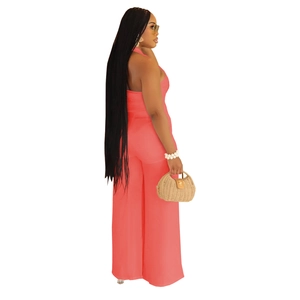 Détail d'une combinaison dos nu orange corail avec pantalon large à taille haute pour l'été