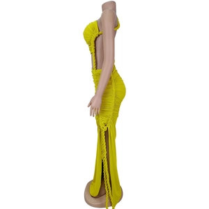 Détail de la robe jaune froncée avec découpe latérale et détails de corde tressée