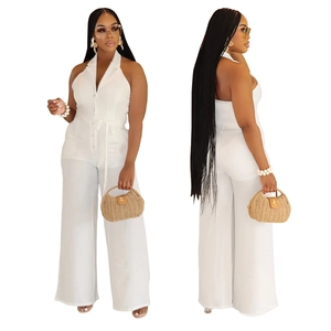 Détails avant et arrière de la combinaison licou blanche à jambes larges avec ceinture