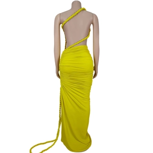 Détail de la robe bustier jaune citron avec fronces latérales et bretelles au dos