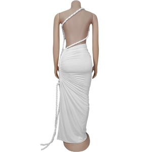 Détail de la robe moulante blanche avec bretelles en corde épaisse et fronces latérales