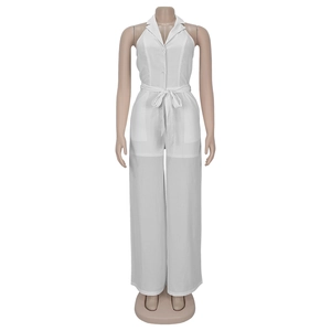 Détail d'une combinaison blanche sans manches avec revers, boutons et ceinture nouée