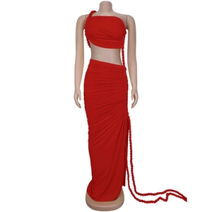 Détail de la robe longue rouge avec des accents de corde tressée et de longues franges