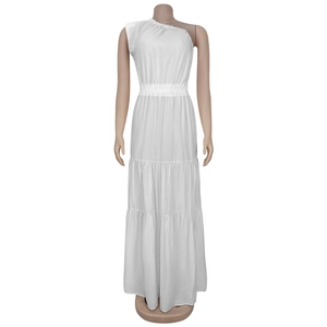 Détail d'une robe longue blanche à une épaule avec ourlet à volants étagés et taille ajustée