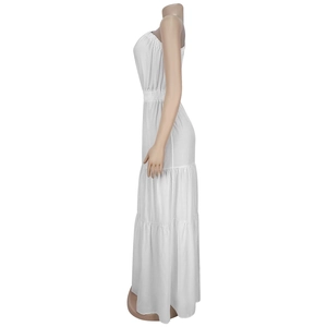 Vue latérale de robe maxi blanche à épaules dénudées avec jupe à volants et taille élastique
