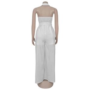 Détail de la combinaison blanche dos nu avec taille élastique et ceinture assortie