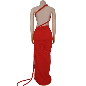 Détail du design dos nu élégant avec bretelles en corde tressée rouge sur cette robe longue