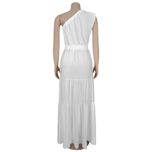 Vue arrière de la robe longue blanche élégante à une épaule avec taille élastique et volants