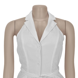 Vue détaillée du combishort blanc dos nu style blazer avec revers et ceinture