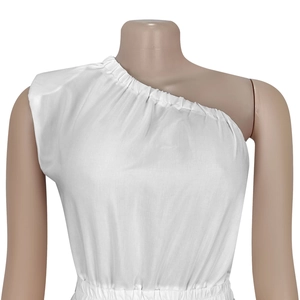 Vue détaillée de l'encolure asymétrique élégante et de la taille plissée de cette robe