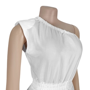 Détail de la robe longue blanche à épaule dénudée avec encolure plissée et taille élastique