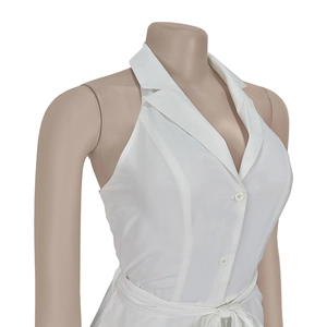 Détail d'une combinaison dos nu blanche avec col à revers et boutons décoratifs