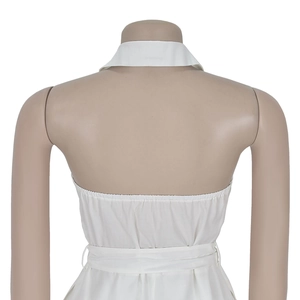 Détail de la combinaison dos nu blanche avec décolleté licou et ceinture élastique