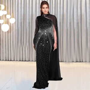Robe moulante noire à strass avec cape élégante et coupe sirène pour femme