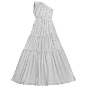 Détail de la taille élastique et de l'ourlet à volants sur cette robe blanche à une épaule