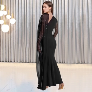 Robe de soirée sirène noire élégante avec cape en maille strass et dos ouvert chic