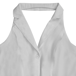 Détail d'une combinaison blanche dos nu avec un col à revers classique et un bouton unique