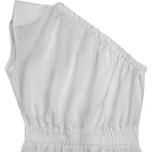 Détail d'une robe longue blanche à épaule dénudée avec encolure froncée et taille