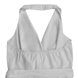 Gros plan d'une combinaison dos nu blanche avec col en V et détails de couture au dos