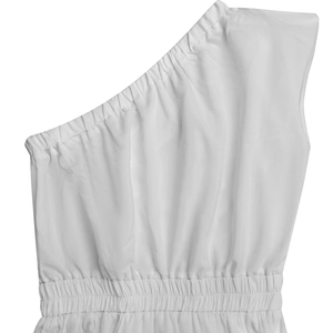 Détail d'une robe blanche à épaules dénudées avec plis au décolleté et taille élastique