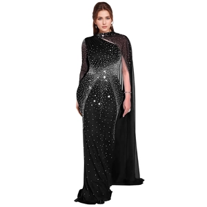 Robe moulante noire élégante avec paillettes argentées et cape d'épaule en maille fine