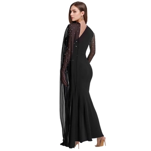 Détail de la robe sirène noire élégante avec cape en tulle perlé et coupe ajustée