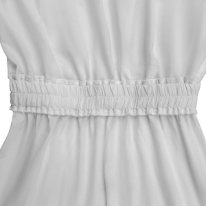 Détail d'une robe blanche avec taille élastique large, bords volantés et texture mousseline