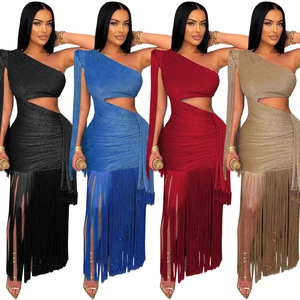 Robe moulante sexy à une épaule pour femme avec découpe latérale et franges en quatre tons