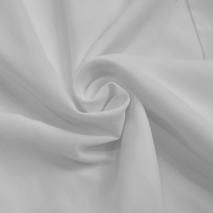 Vue macro de la texture du tissu blanc doux avec plis élégants pour ce vêtement d'été