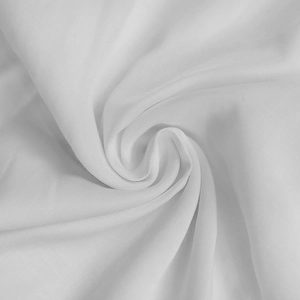 Détail du tissu de la robe longue à épaules dénudées avec drapé en spirale élégant