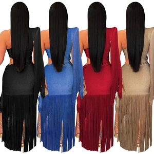 Détails d'une robe de soirée asymétrique avec de longues franges en quatre couleurs