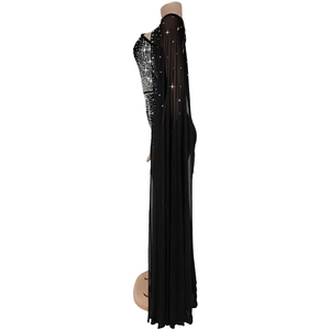 Détail d'une robe de soirée noire avec strass argentés et cape en maille fluide